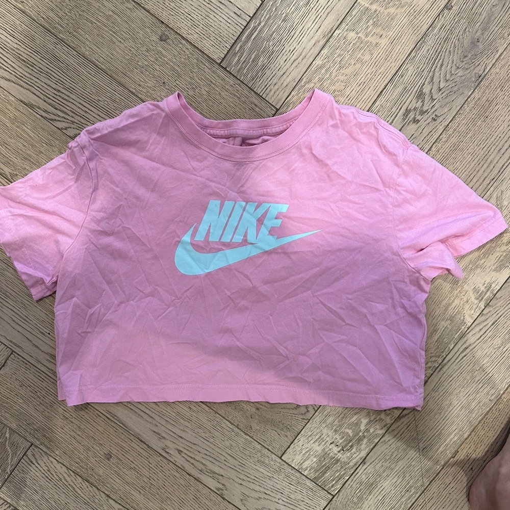 NIKE. Size M. Pink and white cropped tshirt.